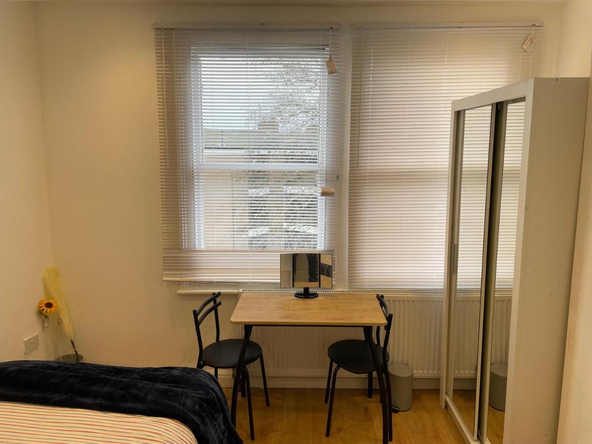 Self-Contained Flat On The 2Nd Floor You Will Share With One Other Guest, In A Family House 2 Minutes Walk From Tufnell Park Station 2Nd Floor With Stairs Londen Buitenkant foto